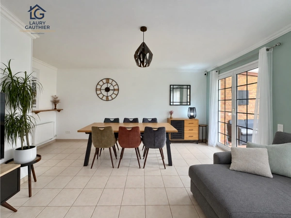 HOUPLINES BOURG — Maison rénovée avec 3 chambres, jardin exposé sud et garage