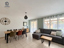 HOUPLINES BOURG — Maison rénovée avec 3 chambres, jardin exposé sud et garage
