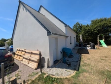 GUERN MAISON RÉCENTE DE 101M² ENVIRON 4 PIÈCES AVEC VIE DE PLAIN PIED GARAGE PARCELLE CLÔTURÉE DE 569M²