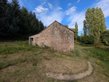 Ensemble de 3 Longères de 430m² au total en pierre a rénover avec appentis et grange parcelle de 8000 m² envrion