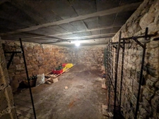 GUEMENE SUR SCORFF IMMEUBLE DE RAPPORT COMPOSÉ D' UN APPARTEMENT DE 153m² ENVION, D UN STUDIO DE 38m2 LOCAUX COMMERCIAUX, 1 MAISON EN PIERRE SOUS ARDOISES À RÉNOVER UNE PARCELLE DE 698m²