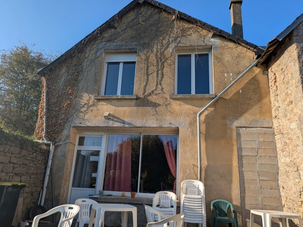 GUEMENE SUR SCORFF IMMEUBLE DE 239M² ENVIRON COMPOSÉ DE DEUX APPARTEMENTS ET UNE SURFACE COMMERCIALE PARCELLE DE 533m²