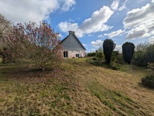 Kernascleden propriété composée d'une maison à usage d'habitation de 6 pièces 178 m² envion un hangar de 161m² envion, une ancienne lapinière de 700m² envion le tout sur une parcelle de 3.2 Hectares