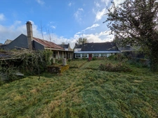 PLOURAY ENSEMBLE DE 2 MAISONS DE PLAIN PIED 110 M² GARAGE ATTENANT ET DEPENDANCE PARCELLE CLOTUREE AVEC PUITS DE 697M²