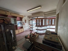 GUEMENE SUR SCORFF IMMEUBLE DE RAPPORT COMPOSÉ D' UN APPARTEMENT DE 153m² ENVION, D UN STUDIO DE 38m2 LOCAUX COMMERCIAUX, 1 MAISON EN PIERRE SOUS ARDOISES À RÉNOVER UNE PARCELLE DE 698m²