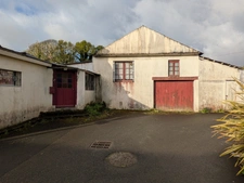 PLOURAY ENSEMBLE DE 2 MAISONS DE PLAIN PIED 110 M² GARAGE ATTENANT ET DEPENDANCE PARCELLE CLOTUREE AVEC PUITS DE 697M²