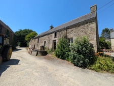 LOCMALO CORPS DE FERME COMPOSE 2 GRANDES LONGÈRES EN PIERRE DE 105m² ENVIRON ET 130 M² ENVIRON DEUX HANGARS DE 530M³ ET 3500M² ET DÉPENDANCES PARCELLE DE 9000m² ENVIRON