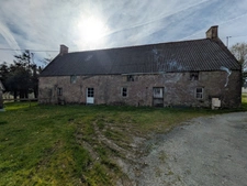 Bubry propriété composée d'une maison à usage d'habitation avec garage, deux petits hangars, une grange en pierre, une longère en pierre, un grand hangar avec ancienne étable, 1.5 hectare de terrain.