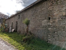 LOCMALO EN CAMPAGNE JOLIE PROPRETE EN PARTIE RESTAUREE DE 90 M² ENVIRON AVEC DEPENDANCES A RENOVER UN PUITS UNE PARCELLE DE 1 HECTARE 09 ARES 21 CENTIARES