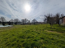 Bubry propriété composée d'une maison à usage d'habitation avec garage, deux petits hangars, une grange en pierre, une longère en pierre, un grand hangar avec ancienne étable, 1.5 hectare de terrain.