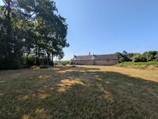 PLOËRDUT JOLIE LONGÈRE RÉNOVÉE DE 170M² ENVION DE 5 PIÈCES DEUX GARAGES PARCELLE DE 2840m² ENVIRON