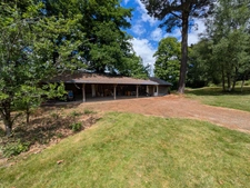 PRIZIAC PROPRIÉTÉ COMPOSÉE D'UNE MAISON DE TYPE NÉO BRETONNE DE 8 PIECES EN TRES BON ETAT GENERAL GRANDE DÉPENDANCES PARCELLE DE 1 HECTARE 47 ARES