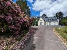 PRIZIAC PROPRIÉTÉ COMPOSÉE D'UNE MAISON DE TYPE NÉO BRETONNE DE 8 PIECES EN TRES BON ETAT GENERAL GRANDE DÉPENDANCES PARCELLE DE 1 HECTARE 47 ARES