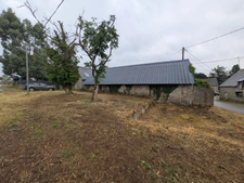 PLOUAY EN CAMPAGNE BÂTIMENT EN PIERRE SOUS ARDOISE ET BAC ACIER DE 75M² PARCELLE DE 380M²