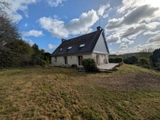 Kernascleden propriété composée d'une maison à usage d'habitation de 6 pièces 178 m² envion un hangar de 161m² envion, une ancienne lapinière de 700m² envion le tout sur une parcelle de 3.2 Hectares