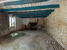 NOSTANG PROPRIÉTÉ COMPOSÉE D'UNE MAISON EN PIERRE À RÉNOVER AVEC TROIS DÉPENDANCE UN PUITS ET 21 HECTARES ENVIRON