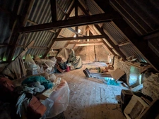 Bubry propriété composée d'une maison à usage d'habitation avec garage, deux petits hangars, une grange en pierre, une longère en pierre, un grand hangar avec ancienne étable, 1.5 hectare de terrain.