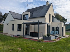 LOCMALO MAISON RÉCENTE AVEC VIE DE PLAIN PIED DE 5 PIÈCES 130 M² PARCELLE DE 2000M² CLÔTURÉE