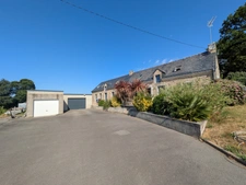 PLOËRDUT JOLIE LONGÈRE RÉNOVÉE DE 170M² ENVION DE 5 PIÈCES DEUX GARAGES PARCELLE DE 2840m² ENVIRON