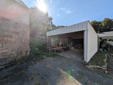 Séglien en campagne longère en pierre rénovée avec vie de plain pied de 243m², garage, atelier et dépendance parcelle de 7125m²