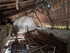 LOCMALO CORPS DE FERME COMPOSE 2 GRANDES LONGÈRES EN PIERRE DE 105m² ENVIRON ET 130 M² ENVIRON DEUX HANGARS DE 530M³ ET 3500M² ET DÉPENDANCES PARCELLE DE 9000m² ENVIRON