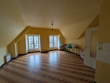 GUEMENE SUR SCORFF IMMEUBLE DE RAPPORT COMPOSÉ D' UN APPARTEMENT DE 153m² ENVION, D UN STUDIO DE 38m2 LOCAUX COMMERCIAUX, 1 MAISON EN PIERRE SOUS ARDOISES À RÉNOVER UNE PARCELLE DE 698m²
