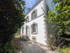 GUEMENE SUR SCORFF MAISON BOURGEOISE  7 PIÈCES 185 M² ENVIRON AVEC GARAGE ET DÉPENDANCES,UN PUITS UNE PARCELLE DE 3706M² 