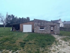 PLOERDUT JOLIE MAISON EN PIERRE SOUS ARDOISE DE 94 M² ENVIRON 5 PIECES 2 DEPENDANCES TERRAIN CLOS DE 2686m² A BATIR