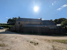 Séglien en campagne longère en pierre rénovée avec vie de plain pied de 243m², garage, atelier et dépendance parcelle de 7125m²