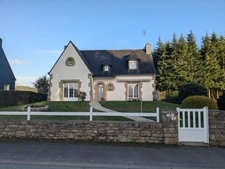 PLOERDUT NEO BRETONNE DE 140M² ENVIRON 6 PIECES AVEC VIE DE PLAIN PIED PARCELLE CLOTUREE DE 1077m²