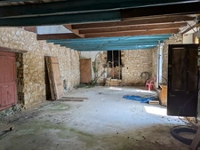 NOSTANG PROPRIÉTÉ COMPOSÉE D'UNE MAISON EN PIERRE À RÉNOVER AVEC TROIS DÉPENDANCE UN PUITS ET 21 HECTARES ENVIRON