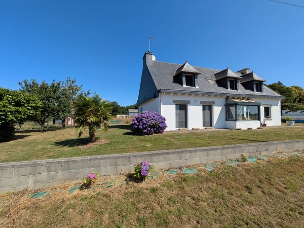 GUERN JOLIE MAISON DE 170M² AVEC VIE DE PLAIN PIED 7 PIECES GARAGE ET ATELIER PARCELLE DE 5150M² ENVIRON