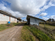 Kernascleden propriété composée d'une maison à usage d'habitation de 6 pièces 178 m² envion un hangar de 161m² envion, une ancienne lapinière de 700m² envion le tout sur une parcelle de 3.2 Hectares