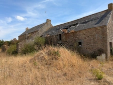NOSTANG PROPRIÉTÉ COMPOSÉE D'UNE MAISON EN PIERRE À RÉNOVER AVEC TROIS DÉPENDANCE UN PUITS ET 21 HECTARES ENVIRON