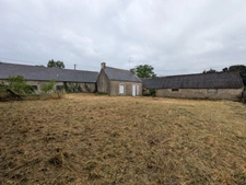 PLOUAY EN CAMPAGNE ENSEMBLE IMMOBILIER COMPOSÉ D' UNE MAISON DE 45M² HABITABLE, UNE GRANGE DE 33 M², UN BÂTIMENT EN PIERRE DE 91 M² UNE PARCELLE DE 711m² ENVRION.