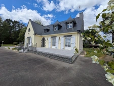PRIZIAC PROPRIÉTÉ COMPOSÉE D'UNE MAISON DE TYPE NÉO BRETONNE DE 8 PIECES EN TRES BON ETAT GENERAL GRANDE DÉPENDANCES PARCELLE DE 1 HECTARE 47 ARES