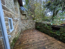 MAISON EN PIERRE SOUS ARDOISE DE 75M² ENVIRON 3 PIECES TERASSE DE 9m² ENVIRON L'ARRIERE DE LA MAISON