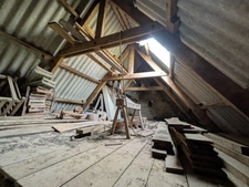 Bubry propriété composée d'une maison à usage d'habitation avec garage, deux petits hangars, une grange en pierre, une longère en pierre, un grand hangar avec ancienne étable, 1.5 hectare de terrain.
