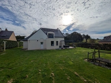 LOCMALO MAISON RÉCENTE AVEC VIE DE PLAIN PIED DE 5 PIÈCES 130 M² PARCELLE DE 2000M² CLÔTURÉE