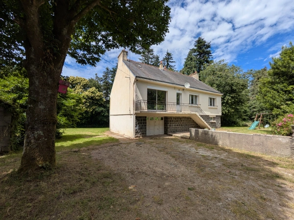 LIGNOL en campage au calme maison en rez de chaussée surélevé de 98m² environ 6 pièces parcelle de 2425m² environ avec dépendance.