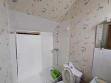 GUEMENE SUR SCORFF IMMEUBLE DE RAPPORT COMPOSÉ D' UN APPARTEMENT DE 153m² ENVION, D UN STUDIO DE 38m2 LOCAUX COMMERCIAUX, 1 MAISON EN PIERRE SOUS ARDOISES À RÉNOVER UNE PARCELLE DE 698m²