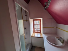 GUEMENE SUR SCORFF MAISON EN PIERRE À COLOMBAGES DE 4 PIÈCES 77 M³ ENVIRON AVEC COURETTE ET DÉPENDANCE