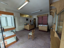 GUEMENE SUR SCORFF IMMEUBLE DE RAPPORT COMPOSÉ D' UN APPARTEMENT DE 153m² ENVION, D UN STUDIO DE 38m2 LOCAUX COMMERCIAUX, 1 MAISON EN PIERRE SOUS ARDOISES À RÉNOVER UNE PARCELLE DE 698m²