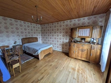 Bubry propriété composée d'une maison à usage d'habitation avec garage, deux petits hangars, une grange en pierre, une longère en pierre, un grand hangar avec ancienne étable, 1.5 hectare de terrain.