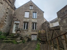 GUEMENE SUR SCORFF IMMEUBLE DE RAPPORT COMPOSÉ D' UN APPARTEMENT DE 153m² ENVION, D UN STUDIO DE 38m2 LOCAUX COMMERCIAUX, 1 MAISON EN PIERRE SOUS ARDOISES À RÉNOVER UNE PARCELLE DE 698m²