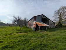 Bubry propriété composée d'une maison à usage d'habitation avec garage, deux petits hangars, une grange en pierre, une longère en pierre, un grand hangar avec ancienne étable, 1.5 hectare de terrain.