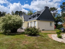 PRIZIAC PROPRIÉTÉ COMPOSÉE D'UNE MAISON DE TYPE NÉO BRETONNE DE 8 PIECES EN TRES BON ETAT GENERAL GRANDE DÉPENDANCES PARCELLE DE 1 HECTARE 47 ARES