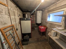 Kernascleden propriété composée d'une maison à usage d'habitation de 6 pièces 178 m² envion un hangar de 161m² envion, une ancienne lapinière de 700m² envion le tout sur une parcelle de 3.2 Hectares