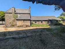 LOCMALO CORPS DE FERME COMPOSE 2 GRANDES LONGÈRES EN PIERRE DE 105m² ENVIRON ET 130 M² ENVIRON DEUX HANGARS DE 530M³ ET 3500M² ET DÉPENDANCES PARCELLE DE 9000m² ENVIRON
