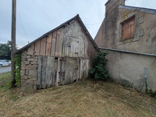 PLOUAY EN CAMPAGNE ENSEMBLE IMMOBILIER COMPOSÉ D' UNE MAISON DE 45M² HABITABLE, UNE GRANGE DE 33 M², UN BÂTIMENT EN PIERRE DE 91 M² UNE PARCELLE DE 711m² ENVRION.